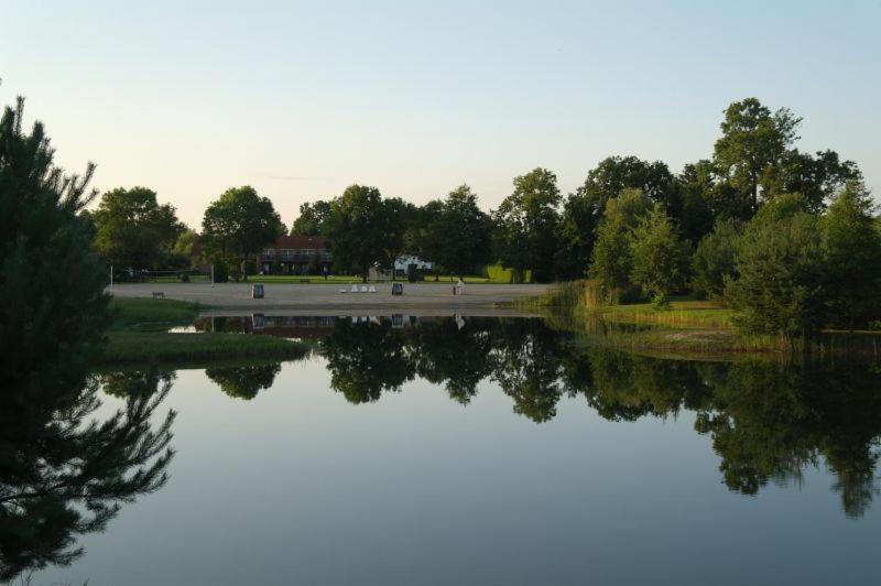 Ferienpark Mecklenburg Hotel Ziegendorf Buitenkant foto